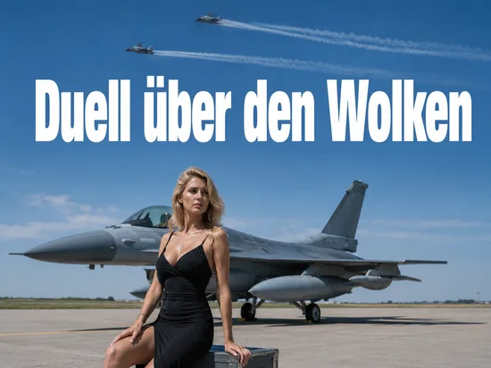 Blonde Frau auf einem Militärflugplatz vor einem Kampfjet, am Himmel zwei weitere Jets mit Kondensstreifen