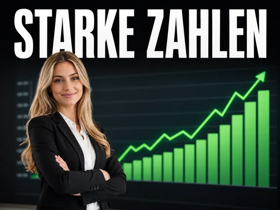 Blonde Geschaeftsfrau vor steigenden Umsatzzahlen, Symbolbild starke Halbjahreszahlen