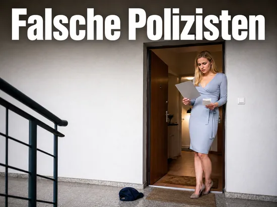Frau an der Wohnungstuer mit Broschuere und Quittung, davor eine Muetze ohne Abzeichen: falsche Polizisten kassierten in Koeln ab