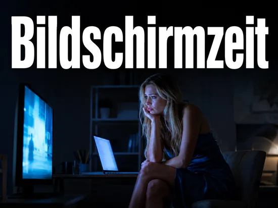 Junge blonde Frau sitzt besorgt vor Fernseher und Computer im blauen Bildschirmlicht als Symbol fuer zu viel Bildschirmzeit