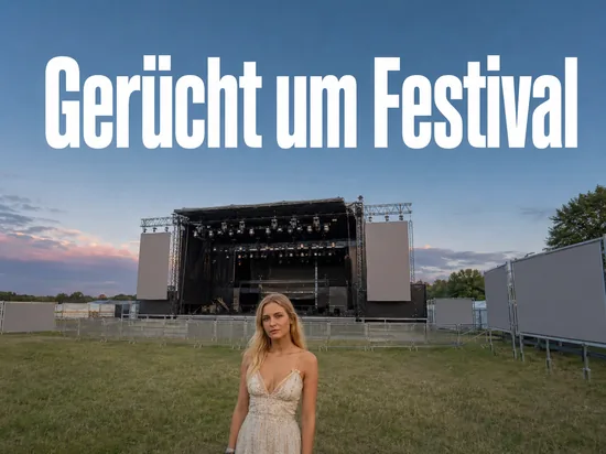 Leere Freiluftbuehne auf einem Festivalgelaende mit leeren Plakatwaenden