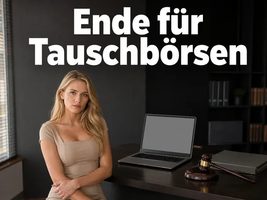 Blonde Frau an einem dunklen Schreibtisch mit Laptop, Richterhammer und Aktenordner