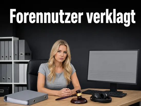 Schreibtisch mit Monitor, Kopfhoerern, Aktenordner und Richterhammer