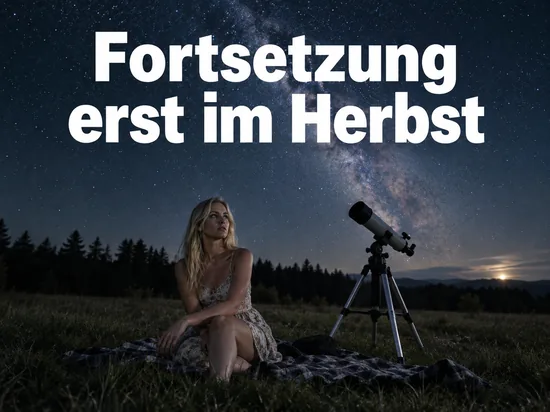 Frau sitzt nachts auf einer Wiese neben einem Teleskop unter dem Sternenhimmel
