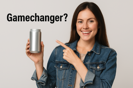Junge Frau mit langen braunen Haaren lächelt und zeigt auf eine Aluminiumdose, daneben steht die Frage „Gamechanger?“ auf hellem Hintergrund.