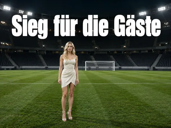 Frau steht auf dem Rasen eines leeren Stadions im Flutlicht