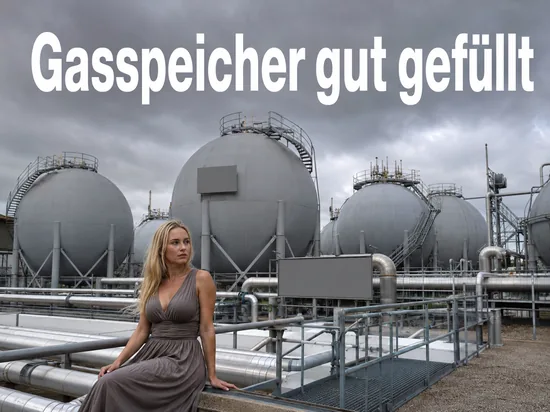 Frau vor einer Gasspeicheranlage mit kugelförmigen Tanks und Rohrleitungen