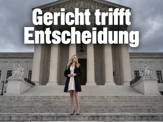 Frau auf der Freitreppe vor einem Gerichtsgebäude mit Säulen an einem grauen Tag