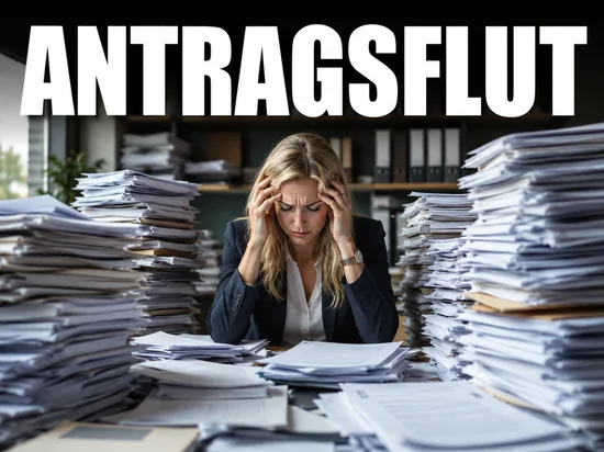 Ueberforderte blonde Geschaeftsfrau mit Kopf in den Haenden zwischen riesigen Stapeln aus Papier-Antraegen, Symbolbild Flut an Antraegen auf Gebuehrenbefreiung