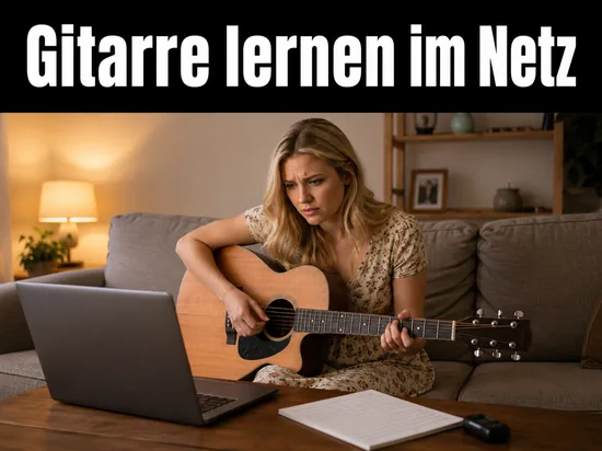 Frau mit Gitarre vor Laptop im Wohnzimmer, Schriftzug Gitarre lernen im Netz