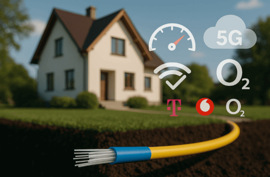 Illustration eines modernen Einfamilienhauses mit Glasfaserkabel-Anschluss, umgeben von Icons für Geschwindigkeit, Upload, Router und Anbieterlogos – symbolisiert den Glasfaserausbau 2025 in Deutschland.