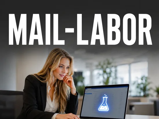 Blonde Geschaeftsfrau am Laptop mit E-Mail-Postfach und leuchtendem Labor-Reagenzglas-Symbol, Schriftzug Mail-Labor