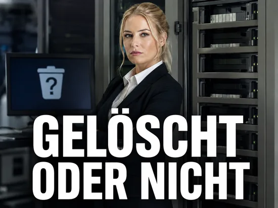 Blonde Geschaeftsfrau im Serverraum vor einem Bildschirm mit Papierkorb und Fragezeichen, Schriftzug Geloescht oder nicht