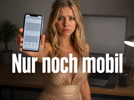 Frau haelt ein Smartphone mit einer Website, Desktop ausgegraut