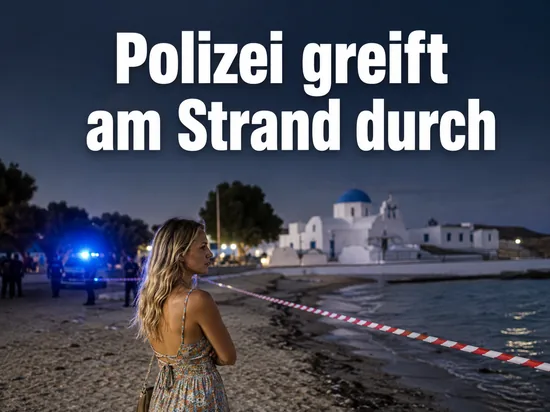 Frau am griechischen Strand vor Absperrband und Polizeifahrzeug, Schriftzug Polizei greift am Strand durch