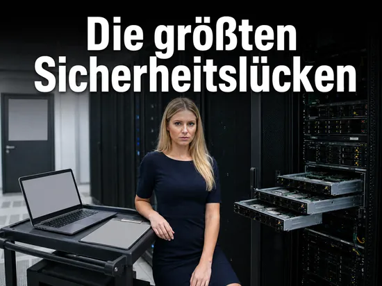 Technikerin im Serverraum vor einem offenen Rack mit herausgezogenen Einschüben