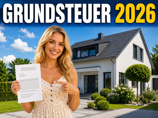 Frau zeigt auf Grundsteuerbescheid vor einem Wohnhaus, Schriftzug Grundsteuer 2026
