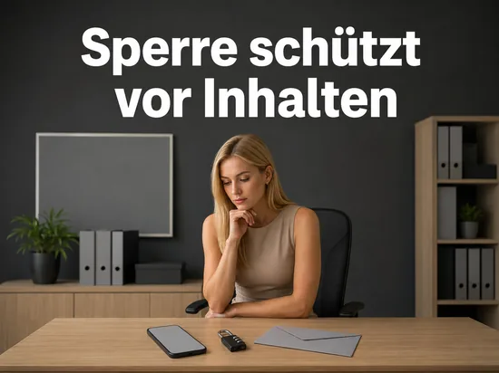 Frau am Schreibtisch mit Smartphone, Zahlenschloss und Briefumschlag