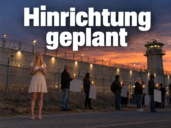 Frau mit Kerze bei einer stillen Mahnwache vor der Mauer eines Gefängnisses in der Abenddämmerung