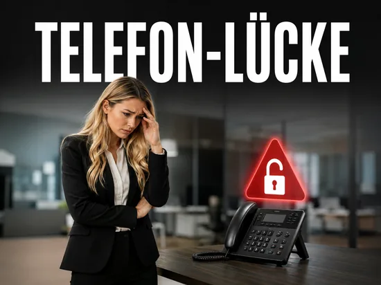 Blonde Geschaeftsfrau blickt besorgt auf ein Buero-Tischtelefon mit rotem Warnsymbol und offenem Schloss, Schriftzug Telefon-Luecke