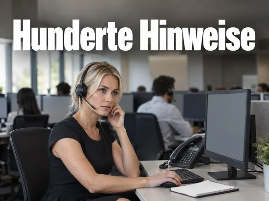 Frau mit Headset an einem Arbeitsplatz in einer Telefonzentrale