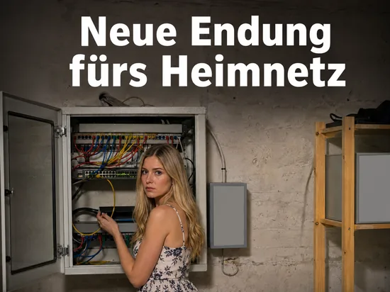 Netzwerkschrank mit Patchfeld und Switch an einer Kellerwand