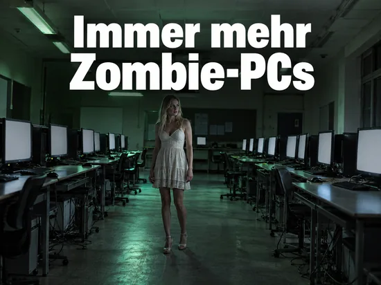 Frau steht in einem dämmrigen Computerraum zwischen langen Reihen leuchtender, unbesetzter Rechner