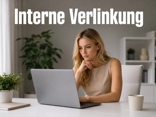 Frau am Laptop prüft die interne Verlinkung ihrer Website