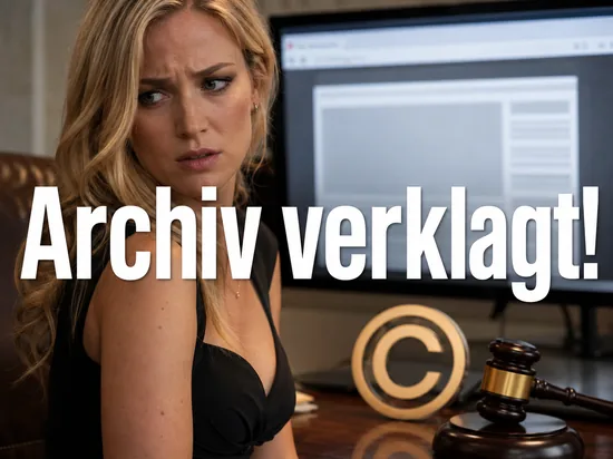 Frau vor einem Monitor mit einer Archiv-Webseite und Copyright-Symbol