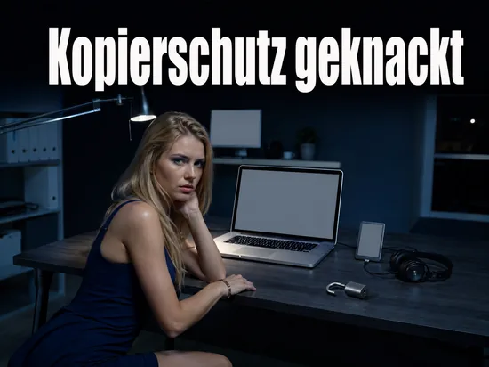 Frau am Schreibtisch mit Notebook, Musikspieler und geöffnetem Vorhängeschloss