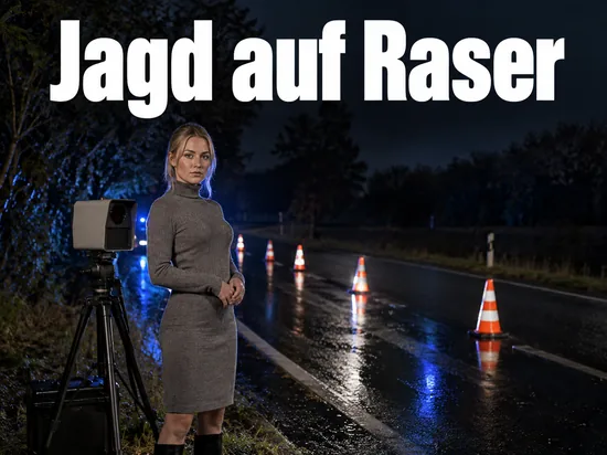 Nächtliche Landstrasse mit Leitkegeln und Radarmessgerät, eine Frau steht am Strassenrand