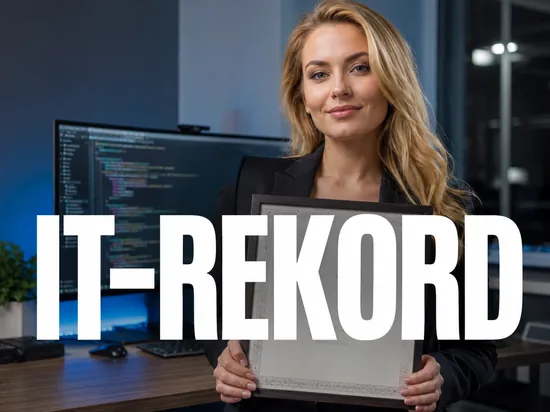 Stolze Geschäftsfrau mit gerahmtem Zertifikat vor einem Bildschirm mit Programmcode, Symbolbild für den rekordverdächtigen jüngsten Microsoft-zertifizierten Software-Engineer