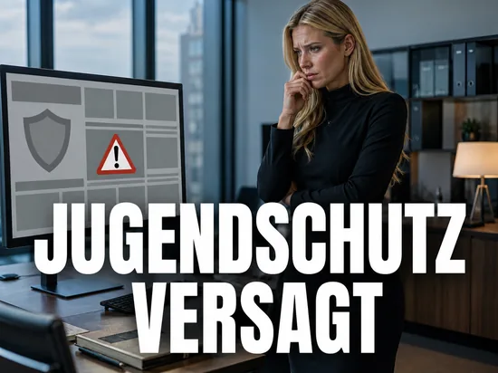 Blonde Geschaeftsfrau blickt besorgt auf Monitor mit abgedeckten Inhalten, Schutzschild und Warndreieck, Schriftzug Jugendschutz versagt