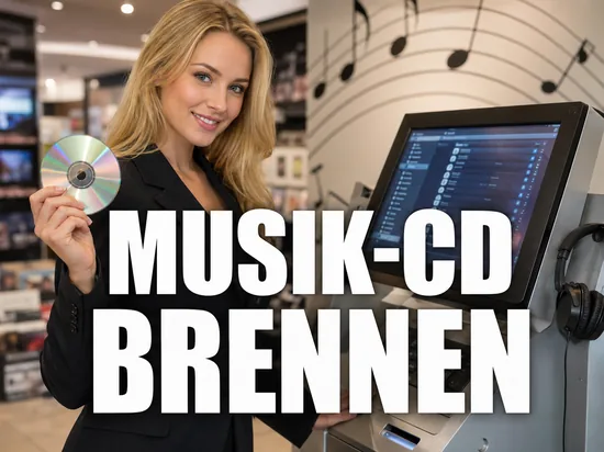Lächelnde Geschäftsfrau mit einer CD an einem Verkaufsterminal mit Musiktitel-Liste, Symbolbild dafür dass Karstadt-Kunden ihre eigenen Musik-CDs brennen können