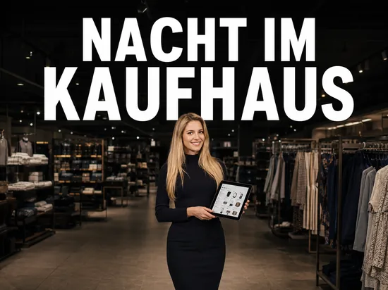 Blonde Frau mit Tablet in einem nachts beleuchteten Kaufhaus, Schriftzug Nacht im Kaufhaus
