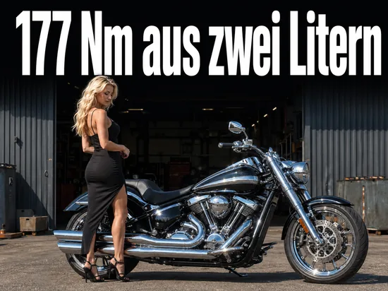 Frau neben einem schweren Cruiser-Motorrad mit Chrommotor: 177 Nm aus zwei Litern Hubraum