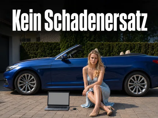 Blaues Cabrio in einer Einfahrt mit Laptop und Autoschluessel