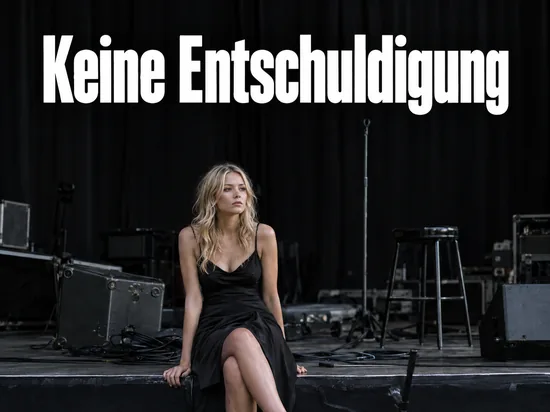 Frau sitzt am Rand einer leeren Konzertbuehne mit Verstaerkern und Mikrofonstaender