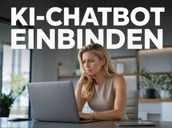 Nachdenkliche Frau am Laptop im Büro, Schriftzug KI-Chatbot einbinden