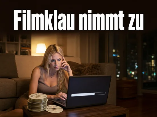 Frau am Laptop mit laufendem Download und gebrannten Rohlingen: illegale Filmdownloads nehmen zu