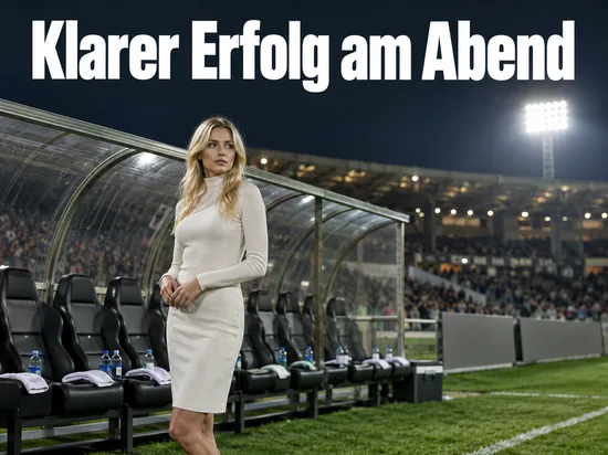 Ersatzbank am Spielfeldrand bei Flutlicht, eine Frau steht daneben