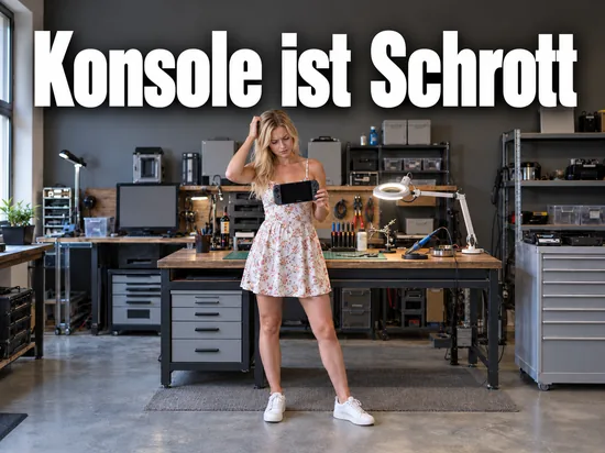 Frau hält in einer Reparaturwerkstatt eine tragbare Spielkonsole mit schwarzem Bildschirm
