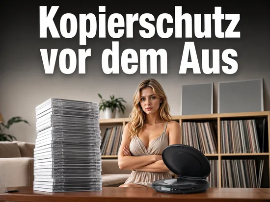 Stapel unbedruckter CD-Huellen neben einem tragbaren CD-Spieler