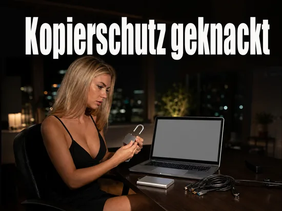 Schreibtisch bei Nacht mit Notebook, offenem Vorhaengeschloss und Kabeln