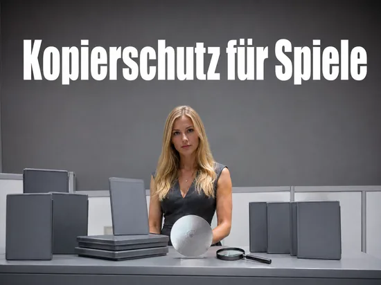 Frau an einem Messestand mit Spielehüllen und einer Disc mit Prägemuster