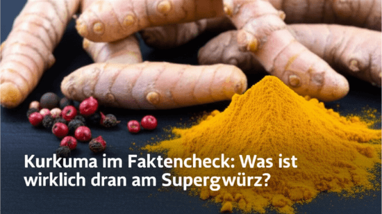 Frische Kurkumawurzel, gemahlenes Kurkumapulver und Pfefferk&ouml;rner nebeneinander &ndash; Superfood-Zutaten im Gesundheitscheck.