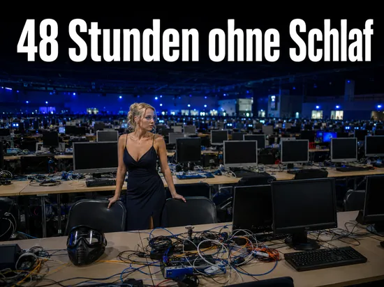 Frau in einer Halle voller Computerarbeitsplaetze mit Paintball-Maske, Schriftzug 48 Stunden ohne Schlaf