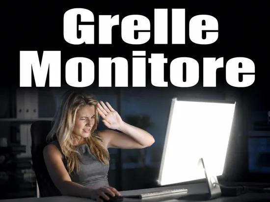 Junge blonde Frau kneift geblendet die Augen zusammen vor einem sehr hellen Monitor als Symbol fuer augenschaedigende Bildschirme