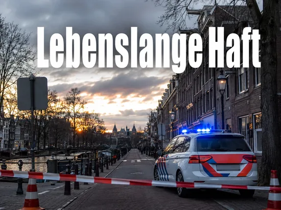 Niederlaendische Strasse mit Polizeifahrzeug hinter einer Absperrung