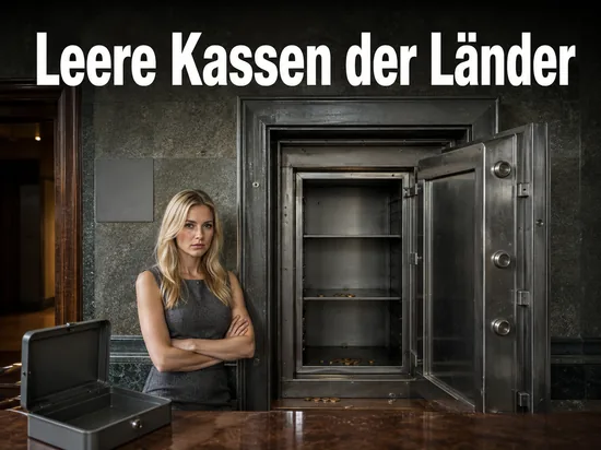 Frau steht neben einem leeren offenen Stahltresor in einem Amtsgebaeude